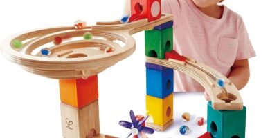 Hape E6021 Quadrilla Race to the Finish 58 piezas de madera para circuitos con canicas