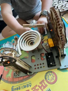 Review Rompecabezas de construcción madera circuito con canicas